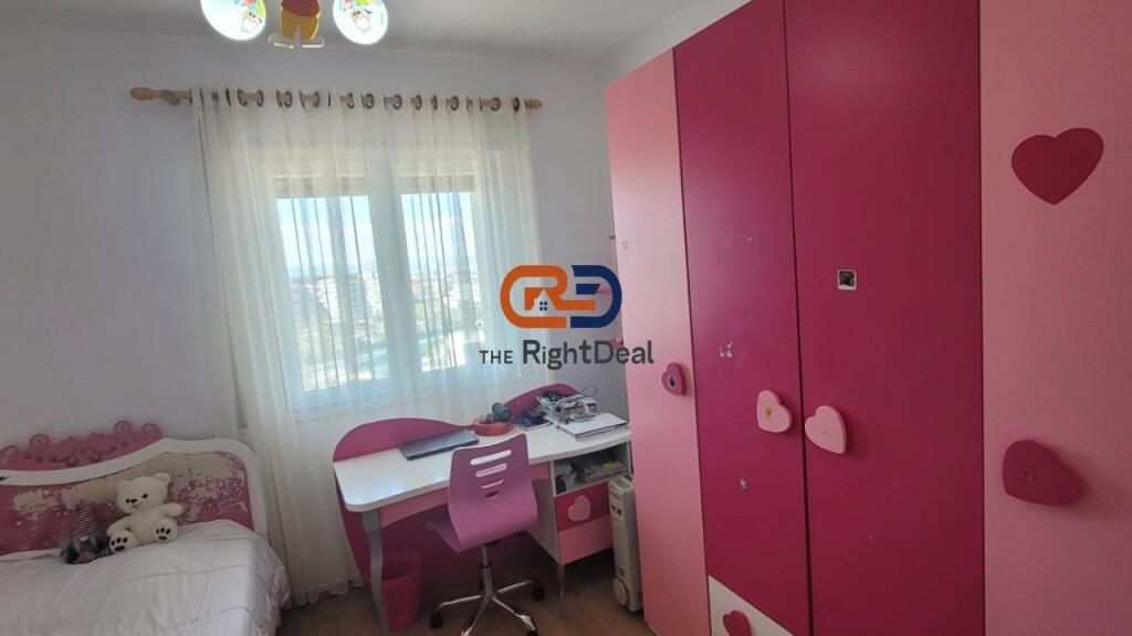Ne Fresk, Shitet Super Apartament 3+1 Me Pamje Fantastike Dhe 2 Poste Parkimi Te Perfshira Ne Cmim!!