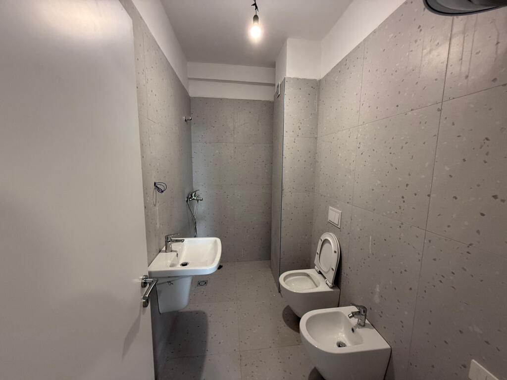 🏢 Ufficio in affitto – Golden Tower, Mine Peza 📐 152 m² superficie totale 💼 3 ampi ambienti di lavoro 🚻 2 bagni 🚗 Posto auto incluso