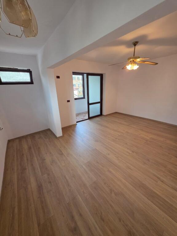 🏡 VENDESI 2+1 con due balconi 📍Scuola Maria Kaculini, Palazzo dello Sport 💰 Prezzo: 115.000€