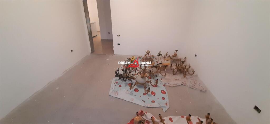 Penthouse apartment 4+1 with separate kitchen for sale on Hoxha Tasim street near Optika Roma in Tirana (ID 4139087)