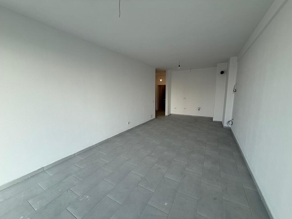 🏢 Ufficio in affitto – Golden Tower, Mine Peza 📐 152 m² superficie totale 💼 3 ampi ambienti di lavoro 🚻 2 bagni 🚗 Posto auto incluso