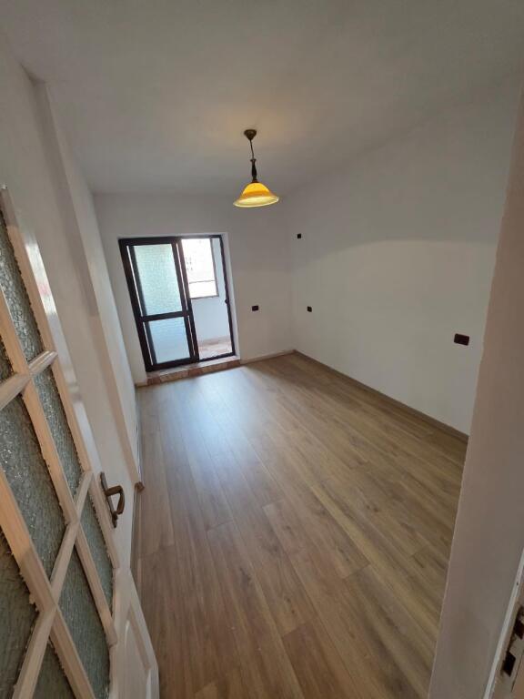 🏡 VENDESI 2+1 con due balconi 📍Scuola Maria Kaculini, Palazzo dello Sport 💰 Prezzo: 115.000€