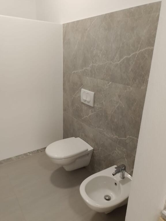 📌 Jepet me qira ambient për zyra — jo për banim Pranë bulevardit, pran Poliklinikës Qendrore, Durrës