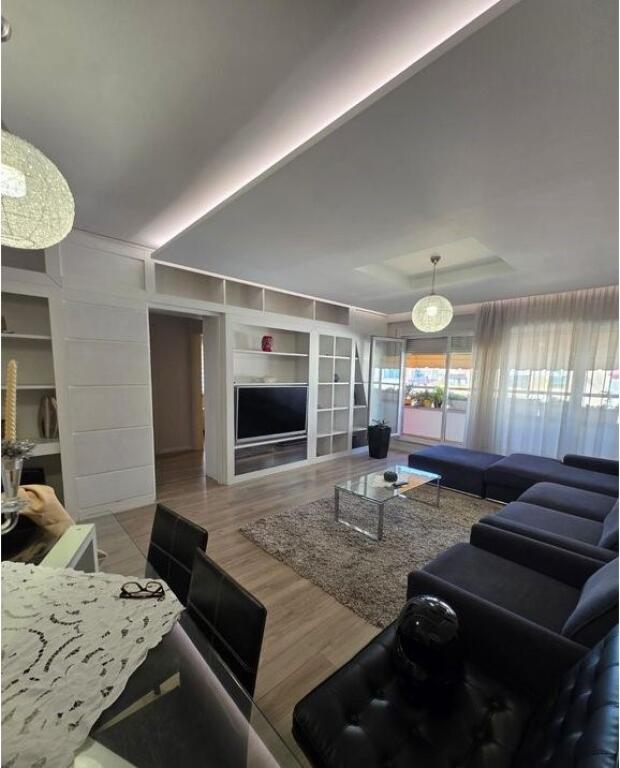Apartament 3+1 me 2 tualete dhe post parkimi me qira pranë Pazarit të Ri – 1,200 €/muaj