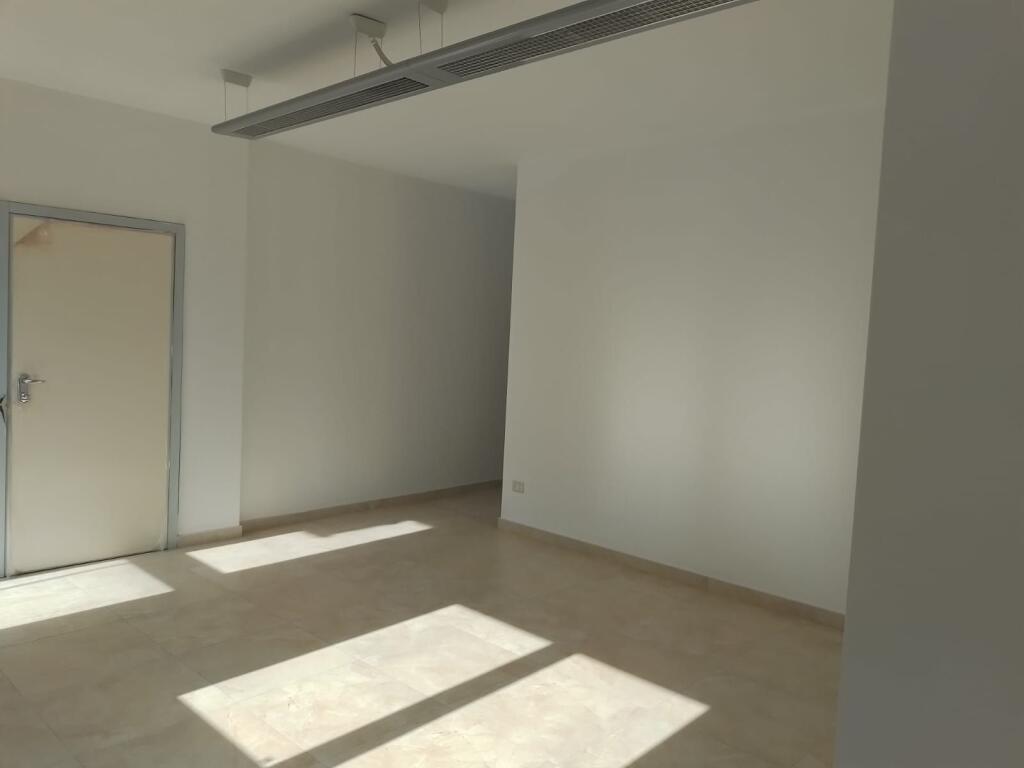 📌 Jepet me qira ambient për zyra — jo për banim Pranë bulevardit, pran Poliklinikës Qendrore, Durrës