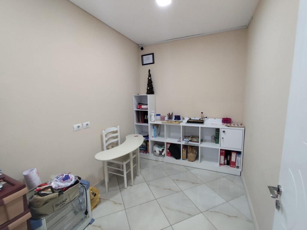ambiente ideale per ufficio o clinica di fronte all'ospedale americano