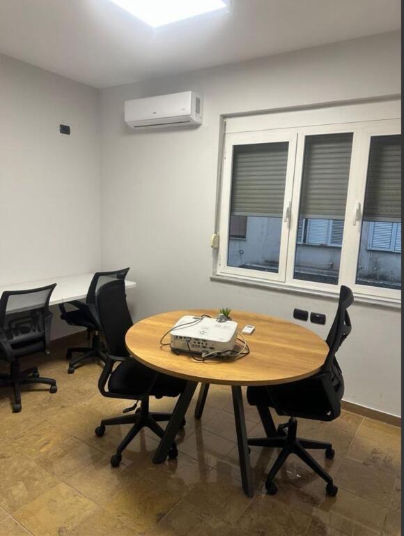 🏢 Zyrë me Qira – Bllok, Tiranë