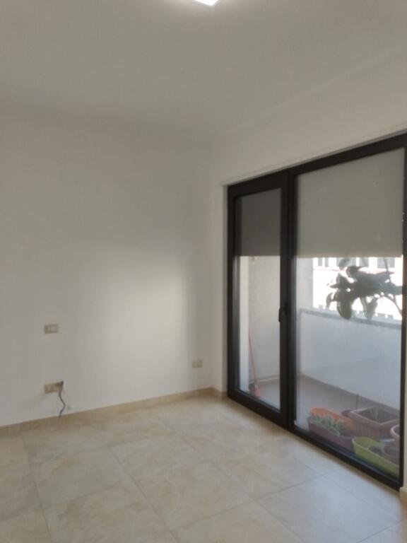 📌 Jepet me qira ambient për zyra — jo për banim Pranë bulevardit, pran Poliklinikës Qendrore, Durrës