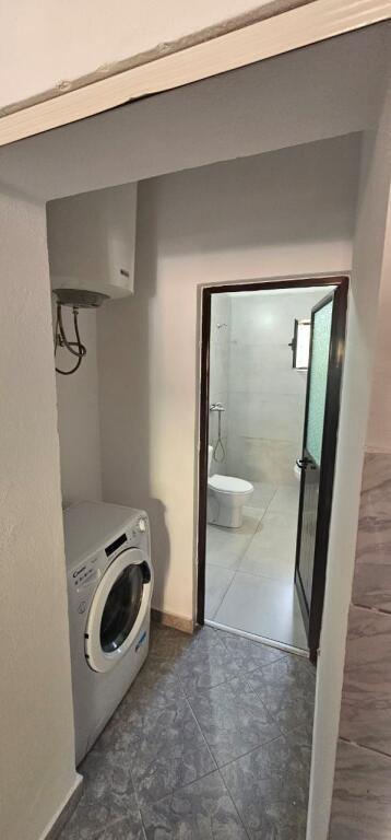 Jepet me qera Apartamenti 1+1, Rruga e Kavajes prane Globes  400 mije leke