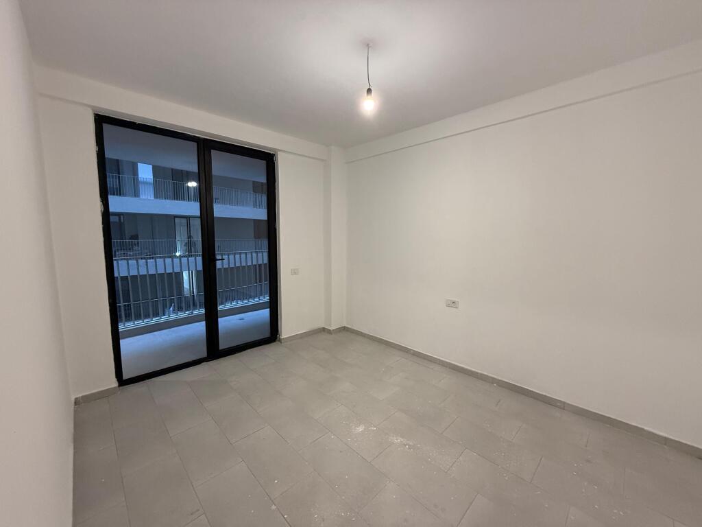 🏢 Ufficio in affitto – Golden Tower, Mine Peza 📐 152 m² superficie totale 💼 3 ampi ambienti di lavoro 🚻 2 bagni 🚗 Posto auto incluso