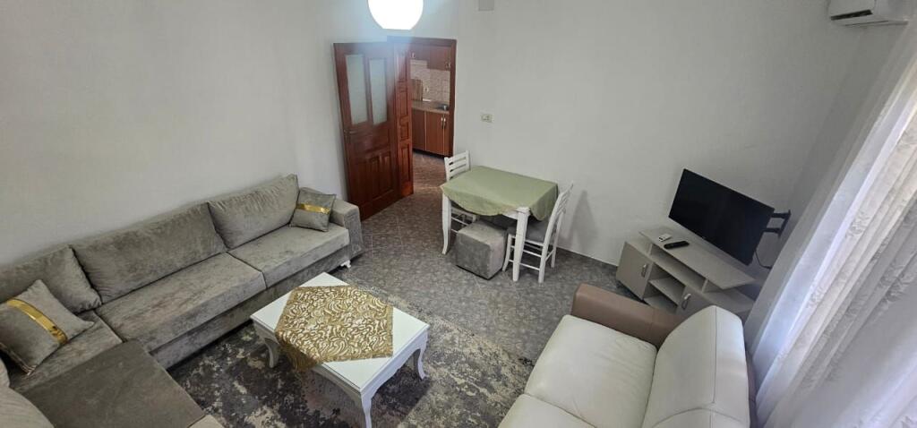 Jepet me qera Apartamenti 1+1, Rruga e Kavajes prane Globes  400 mije leke