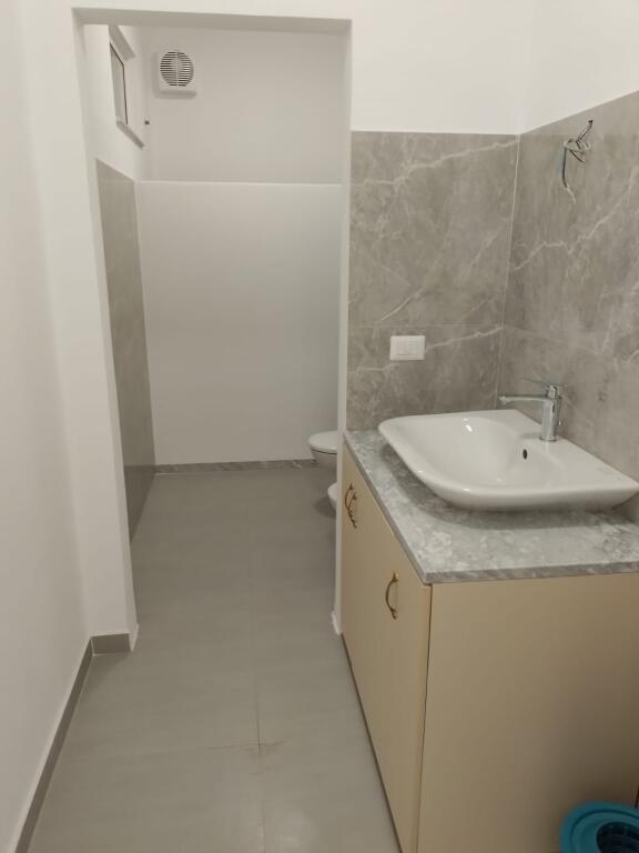📌 Jepet me qira ambient për zyra — jo për banim Pranë bulevardit, pran Poliklinikës Qendrore, Durrës