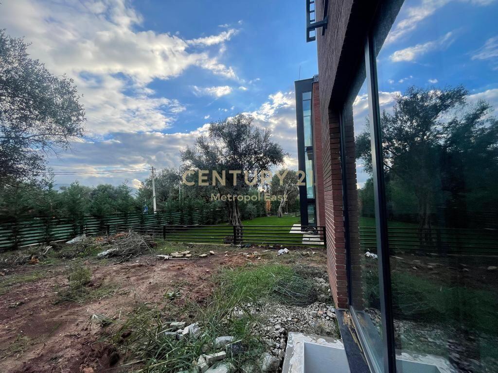 MODERN 3-STOREY VILLA WITH PRIVATE GARDEN FOR SALE IN A RESIDENTIAL AREA IN FARKE
