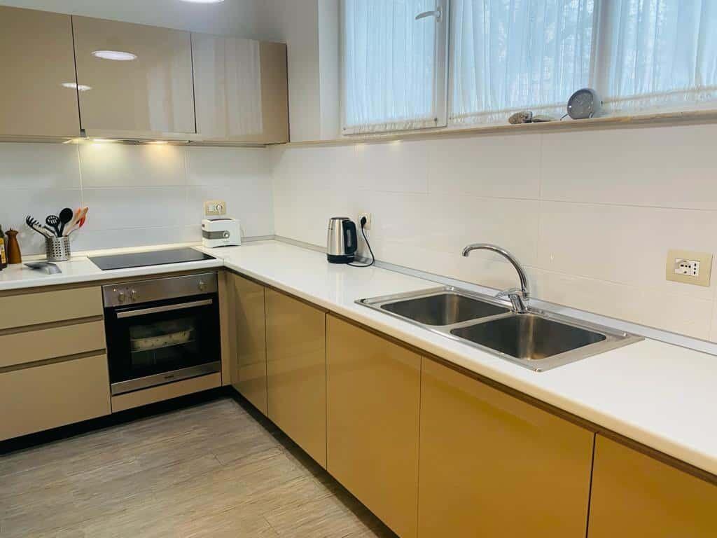 Vendesi in vendita 2+1 +2 + Deposito vicino al Comune di Parigi, Tirana! Residenziale/ Commerciale!