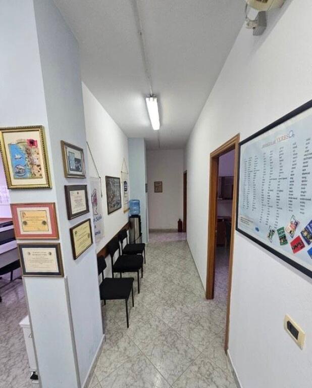 rruga Bardhyl jepet me qera ambjent biznesi  190 m² 1.400 €