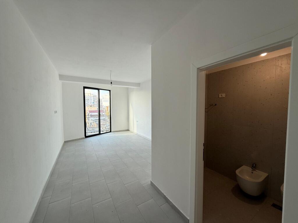 🏢 Ufficio in affitto – Golden Tower, Mine Peza 📐 152 m² superficie totale 💼 3 ampi ambienti di lavoro 🚻 2 bagni 🚗 Posto auto incluso