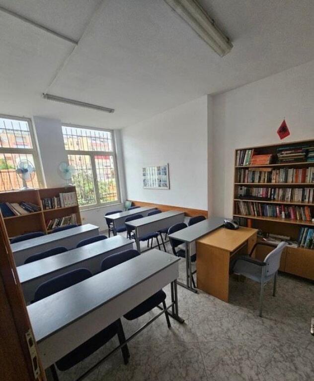 rruga Bardhyl jepet me qera ambjent biznesi  190 m² 1.400 €