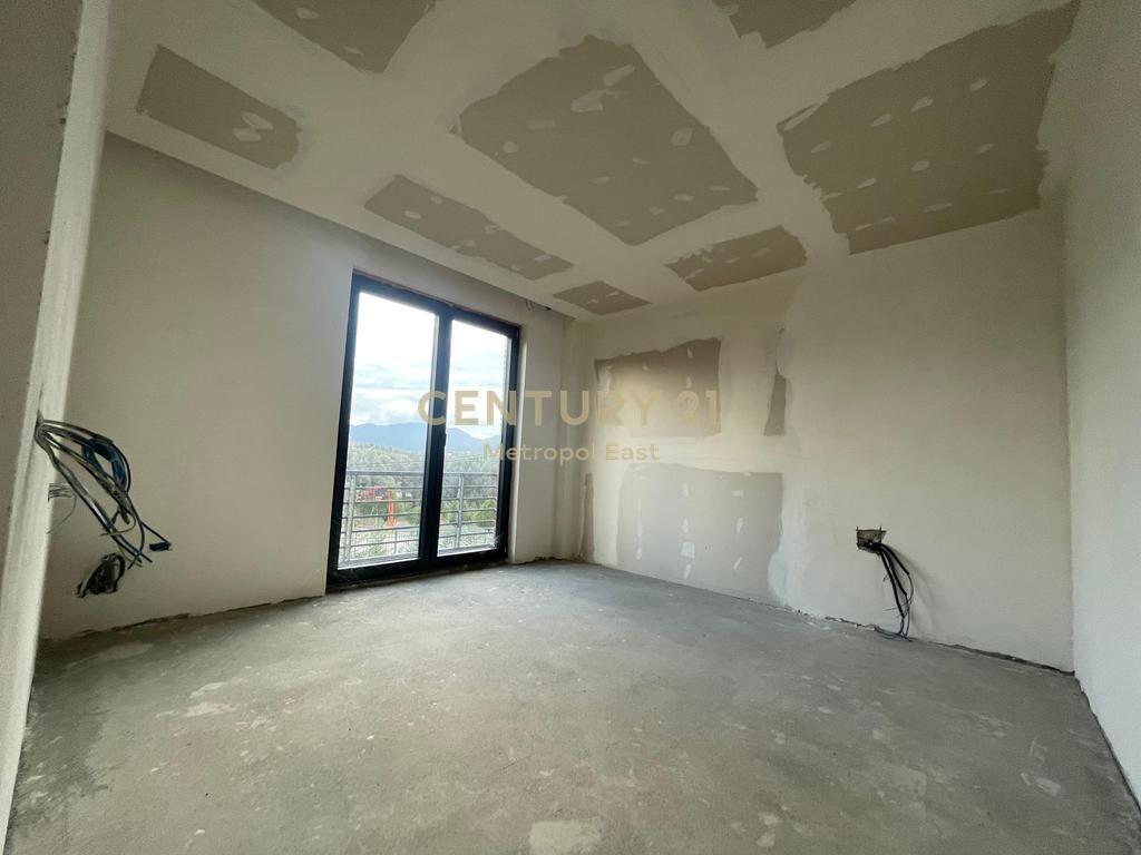 MODERN 3-STOREY VILLA WITH PRIVATE GARDEN FOR SALE IN A RESIDENTIAL AREA IN FARKE