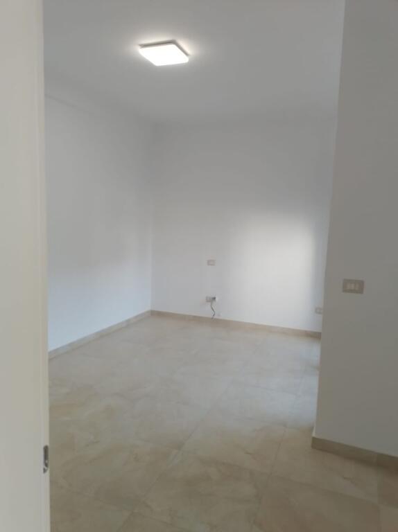 📌 Jepet me qira ambient për zyra — jo për banim Pranë bulevardit, pran Poliklinikës Qendrore, Durrës