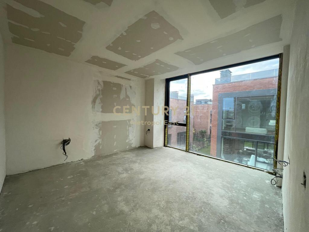 MODERN 3-STOREY VILLA WITH PRIVATE GARDEN FOR SALE IN A RESIDENTIAL AREA IN FARKE
