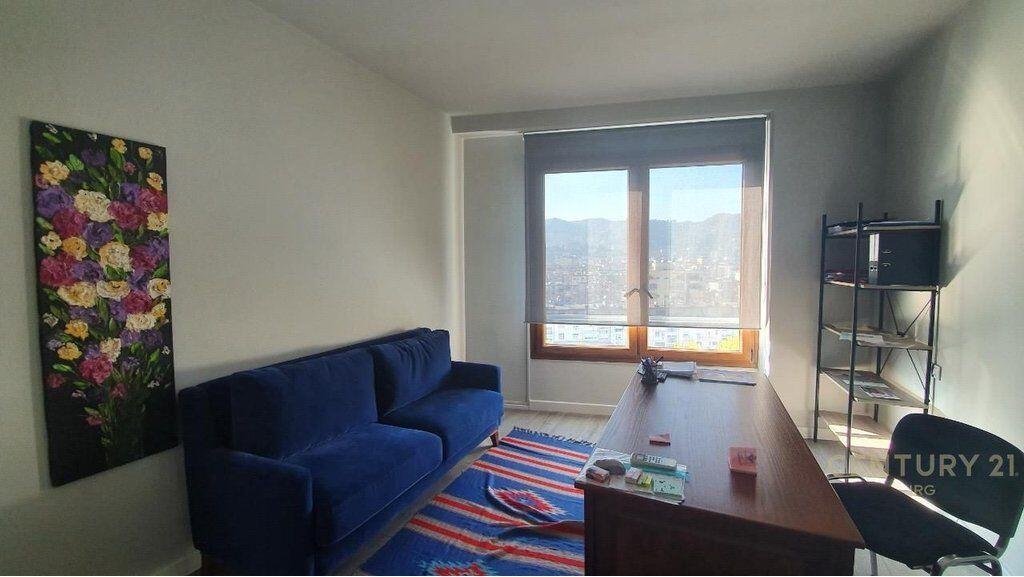 🏢 Zyrë me Qira te Hilton, pranë Delijorgjit – 200 m²