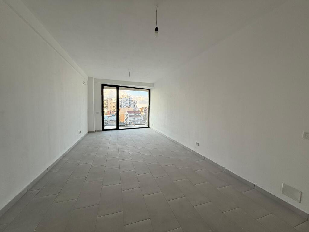 🏢 Ufficio in affitto – Golden Tower, Mine Peza 📐 152 m² superficie totale 💼 3 ampi ambienti di lavoro 🚻 2 bagni 🚗 Posto auto incluso
