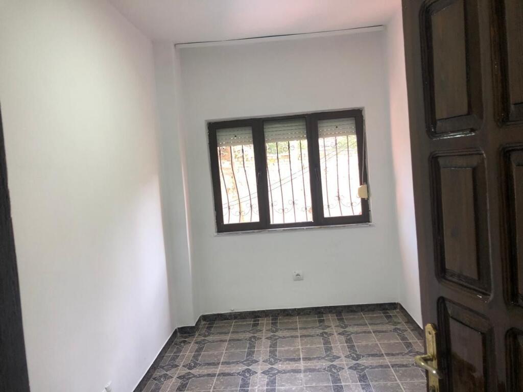 Jepet ambient me qira pranë Spitalit Gjerman