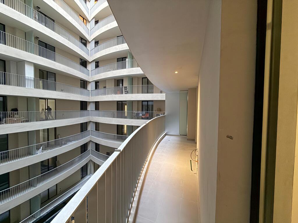 🏢 Ufficio in affitto – Golden Tower, Mine Peza 📐 152 m² superficie totale 💼 3 ampi ambienti di lavoro 🚻 2 bagni 🚗 Posto auto incluso