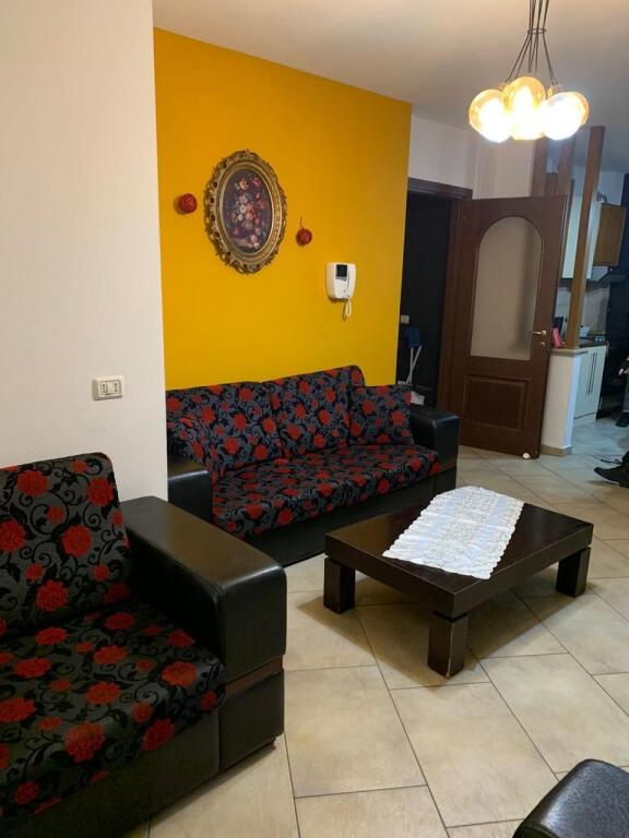 Jepet me qera apartamenti 2+1. Rruga Fortuzi , prane eco market Cmimi: 600 mije leke