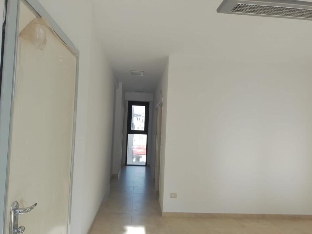 📌 Jepet me qira ambient për zyra — jo për banim Pranë bulevardit, pran Poliklinikës Qendrore, Durrës
