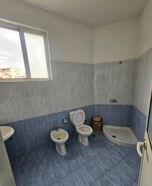 rruga Bardhyl jepet me qera ambjent biznesi  190 m² 1.400 €