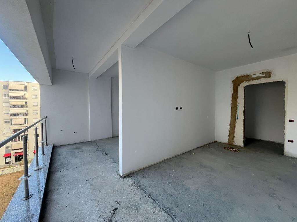 VENDIAMO APPARTAMENTO 2+1+2 PRESSO IL COMUNE DI PARIGI COMPLESSO KIKA!! 330,000 €