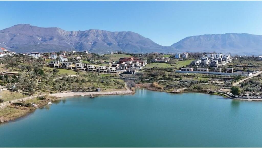 Apartament 3+1 me oborr / Liqeni i Farkes