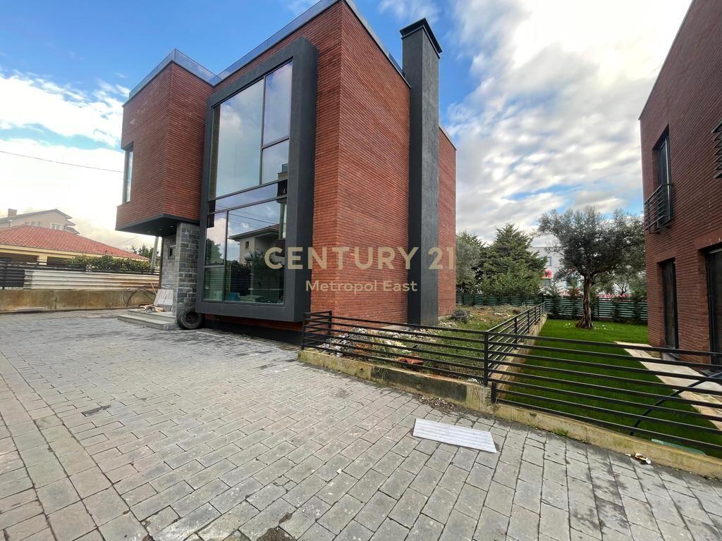 MODERN 3-STOREY VILLA WITH PRIVATE GARDEN FOR SALE IN A RESIDENTIAL AREA IN FARKE