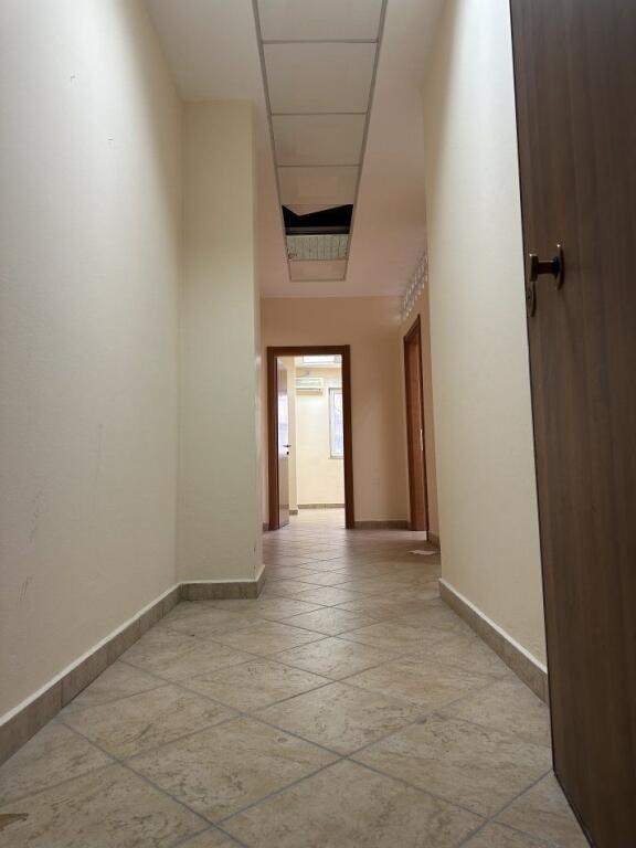 🏢 Zyrë me qira në Qendër të Tiranës – 30 m nga Hotel Plaza