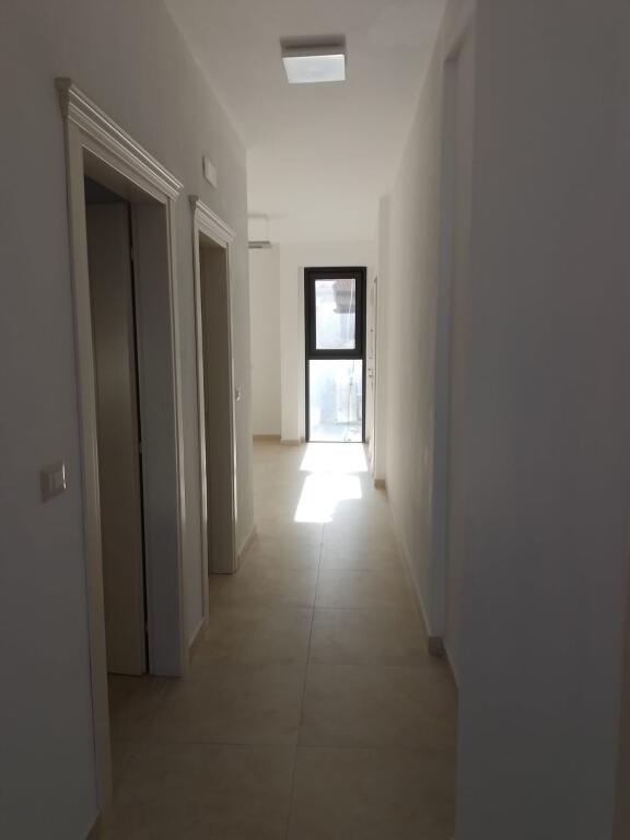 📌 Jepet me qira ambient për zyra — jo për banim Pranë bulevardit, pran Poliklinikës Qendrore, Durrës