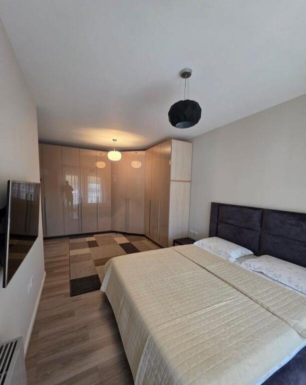 Apartament 3+1 me 2 tualete dhe post parkimi me qira pranë Pazarit të Ri – 1,200 €/muaj