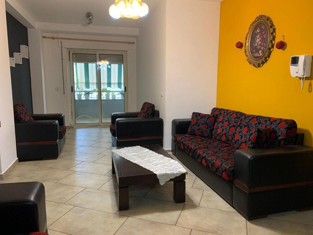 Jepet me qera apartamenti 2+1. Rruga Fortuzi , prane eco market Cmimi: 600 mije leke