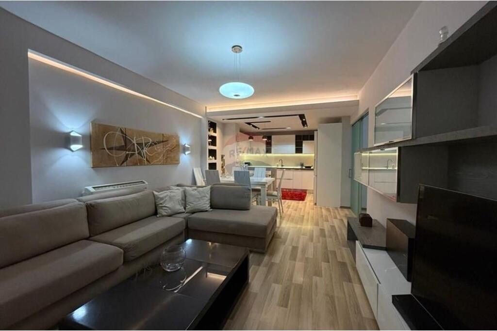Jepet apartament me qera 2+1 Qender