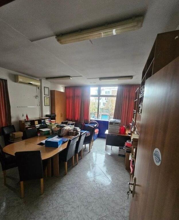 rruga Bardhyl jepet me qera ambjent biznesi  190 m² 1.400 €