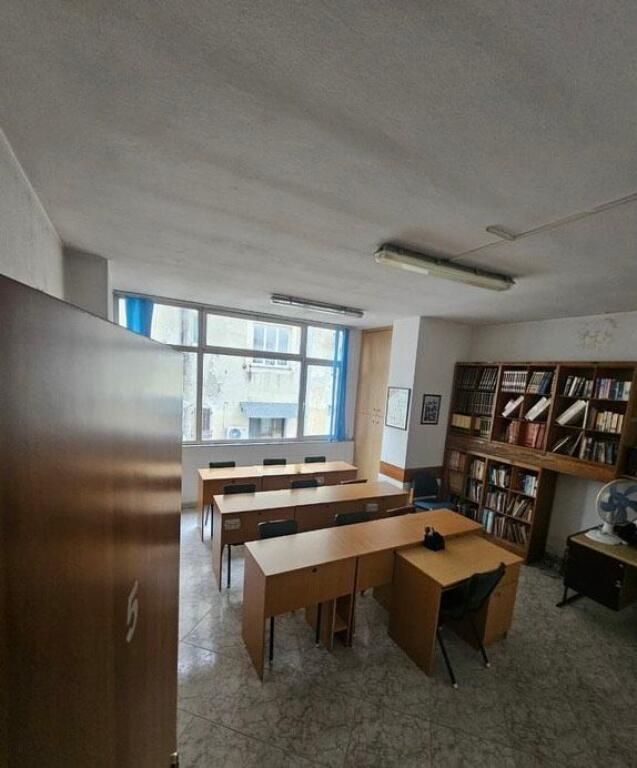 rruga Bardhyl jepet me qera ambjent biznesi  190 m² 1.400 €