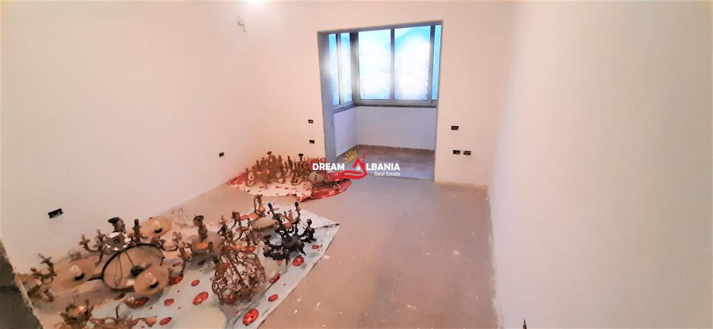 Penthouse apartment 4+1 with separate kitchen for sale on Hoxha Tasim street near Optika Roma in Tirana (ID 4139087)