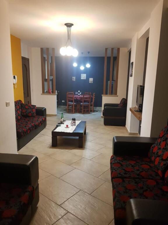 Jepet me qera apartamenti 2+1. Rruga Fortuzi , prane eco market Cmimi: 600 mije leke