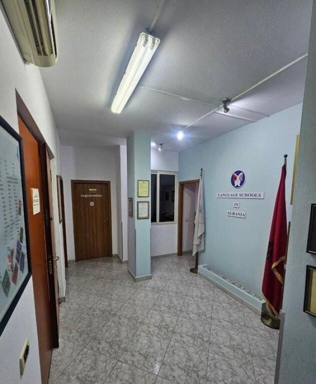rruga Bardhyl jepet me qera ambjent biznesi  190 m² 1.400 €