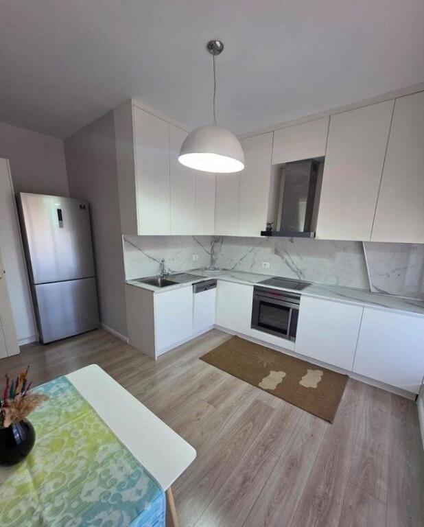Apartament 3+1 me 2 tualete dhe post parkimi me qira pranë Pazarit të Ri – 1,200 €/muaj