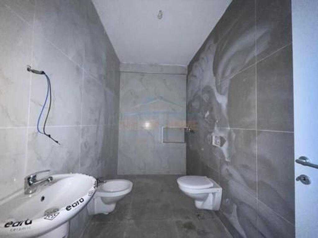 Shitet, Apartament 2+1+2, Rruga Jordan Misja, Tirane