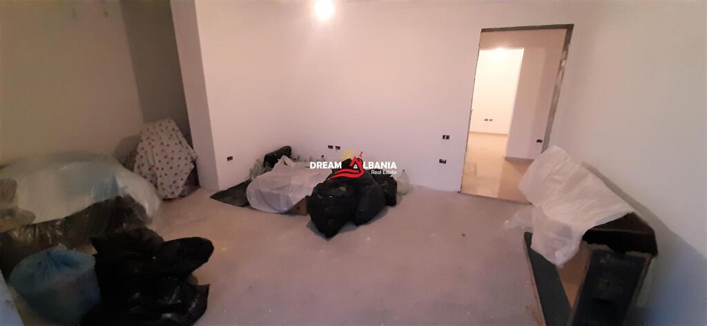 Penthouse apartment 4+1 with separate kitchen for sale on Hoxha Tasim street near Optika Roma in Tirana (ID 4139087)