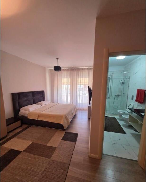 Apartament 3+1 me 2 tualete dhe post parkimi me qira pranë Pazarit të Ri – 1,200 €/muaj