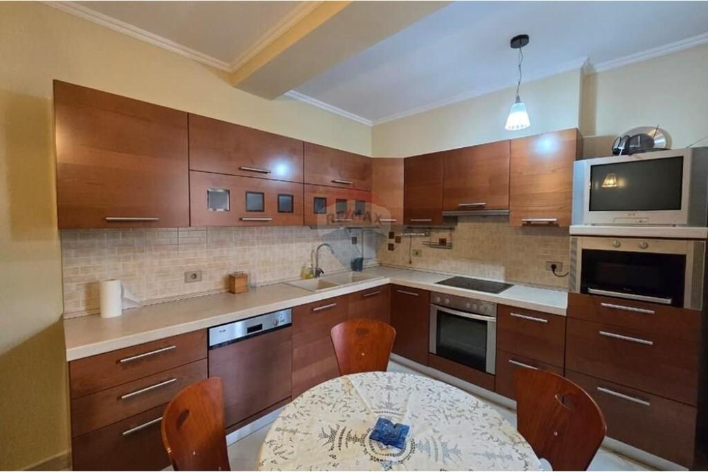 Apartament me qira 3+1+2 Komuna Parisit
