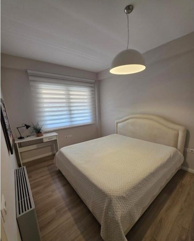 Apartament 3+1 me 2 tualete dhe post parkimi me qira pranë Pazarit të Ri – 1,200 €/muaj